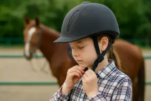 Casco da equitazione per bambini: il controllo che pochi fanno prima di salire